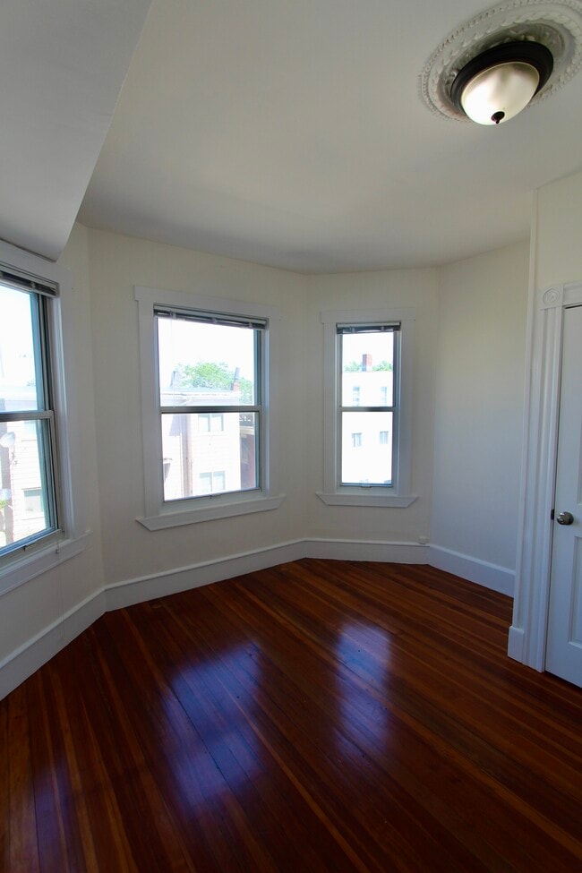 Building Photo - 299 Lexington St Unit 2 Rental