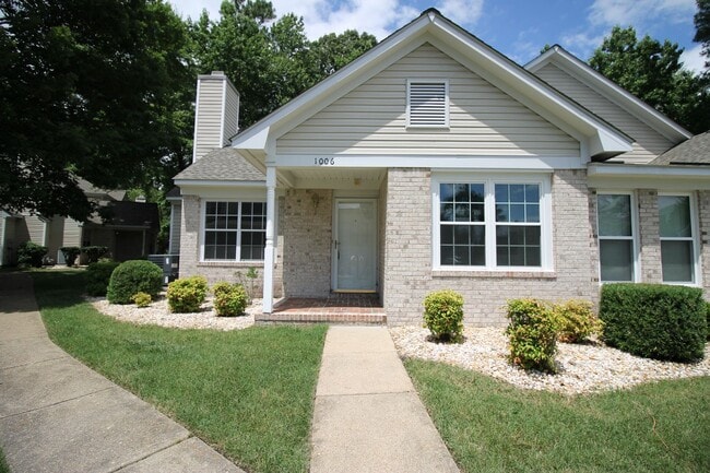 Building Photo - Maintenance free 2 bed and 2 bath condo in award winning golf course community of Kiln Creek
