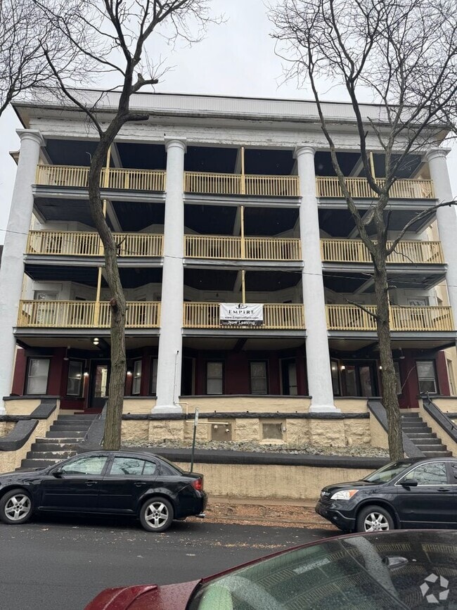 Building Photo - NOW LEASING! Renovated 3 bed, 1 bath avail... Unit 322 - 1 Rental