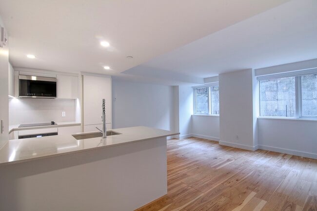 Building Photo - 3460 Rue Peel Unit 202