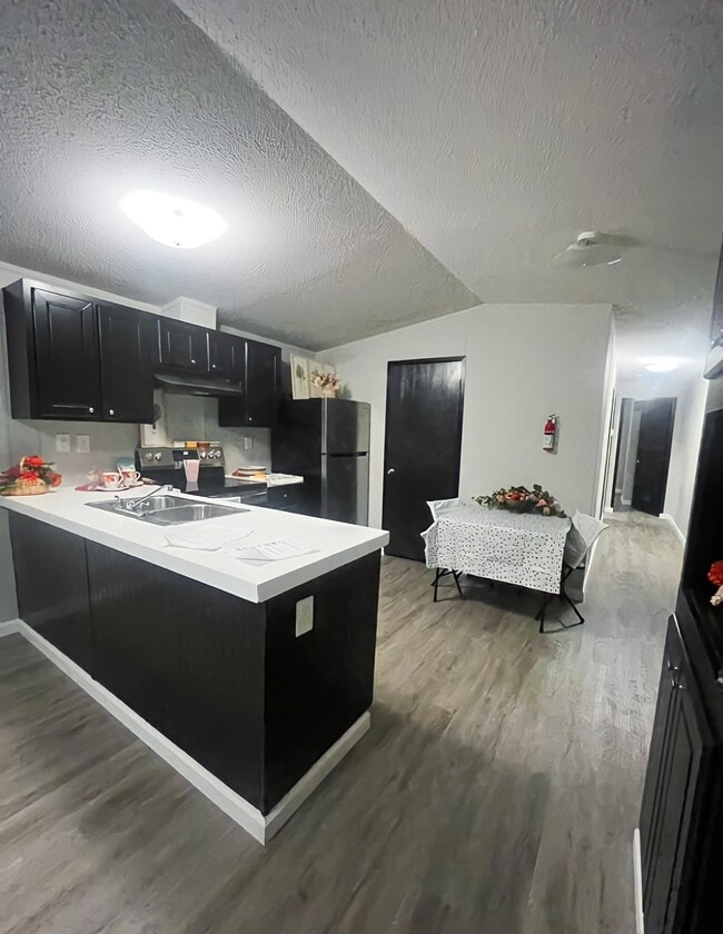 Photo - 777 E Yerby St