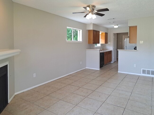 Building Photo - 400-402 Renee Drive Unit 402