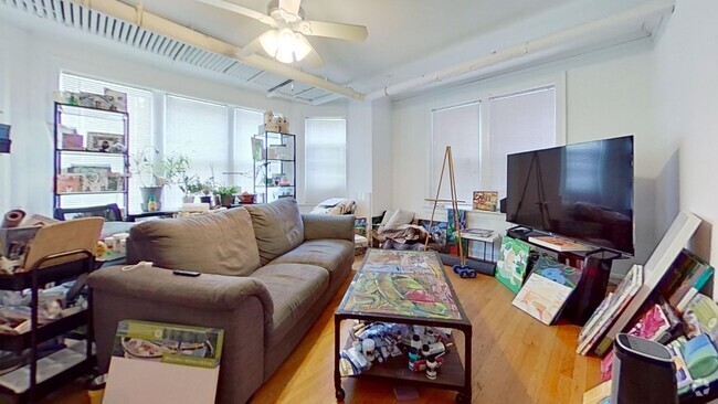 Building Photo - Large Lakeview Garden One Bedroom Includes... Unit G Rental