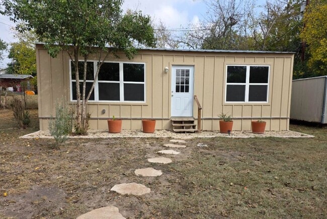 Building Photo - FOR LEASE!!