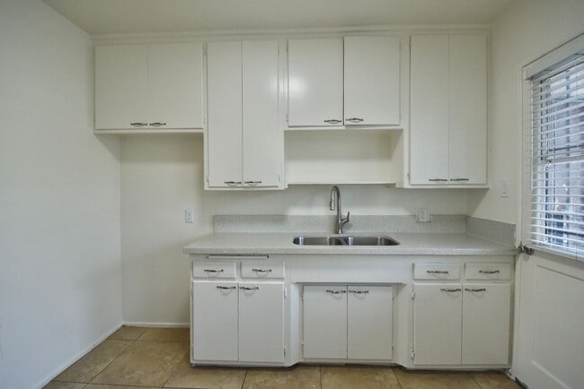 Photo - 6308 Vineland Ave Unidad 05