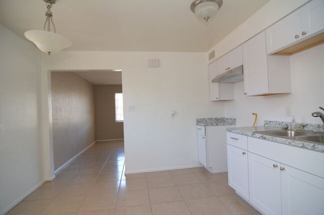 Photo - Charming 3 Bedroom 2 Bath House! Close to the UofA and Downtown!