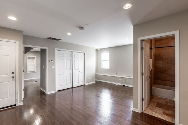 Photo - 1530 N Greenview Ave Unit 1