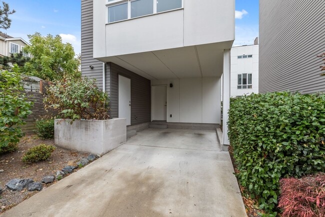 Building Photo - Stunning 3BR/2BA home in Seattle’s Magnolia Neighborhood