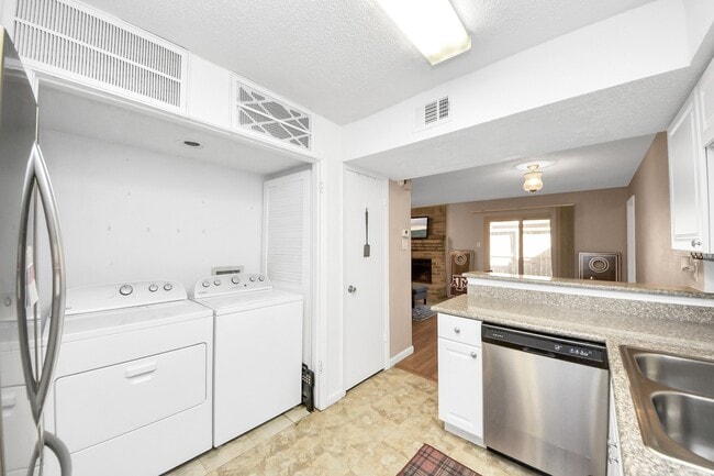 Building Photo - 10555 Turtlewood Ct Unit 1510