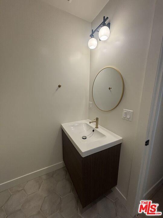 Photo - 16128 Devonshire St