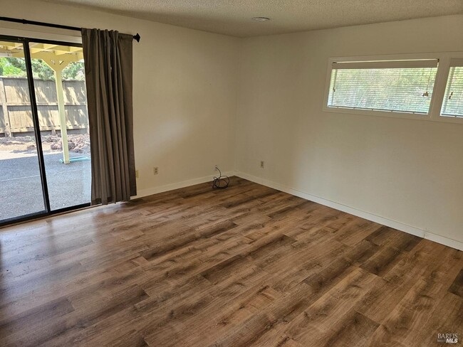 Building Photo - 2829 Redwood Rd Rental