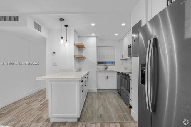 Building Photo - 110 Fontainebleau Blvd Unit 202 Rental