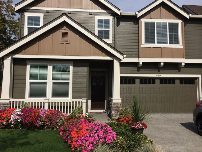 Building Photo - Absolutely Beautiful 5 Bedroom Home!! A Must See!!