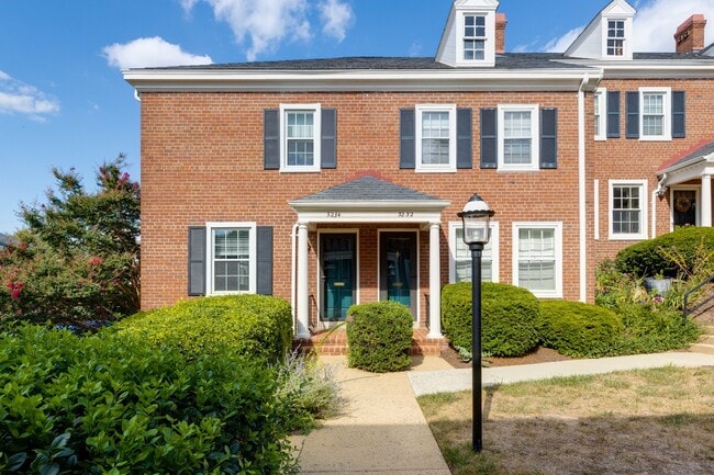 Charming End-Unit Townhouse in Fairlington - Charming End-Unit Townhouse in Fairlington Unidad 1