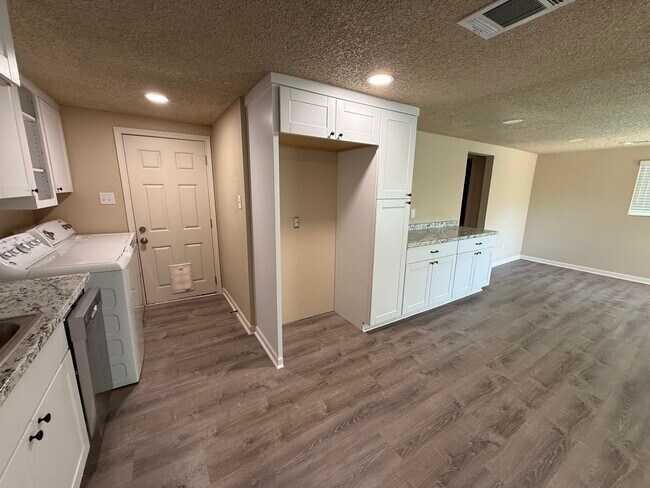 Almacenamiento e iluminación empotrada - 760 Wayne Ave