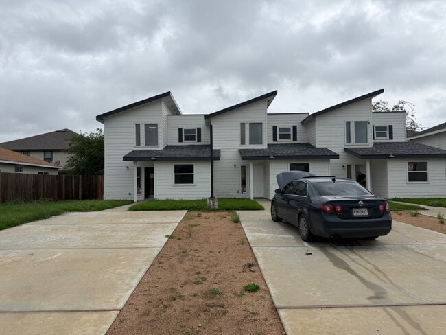 Building Photo - Beautiful 3 bed/3 bath Available in North East San Antonio