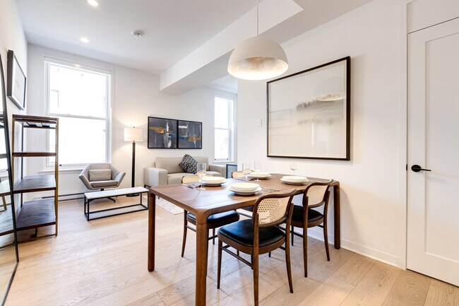 Photo - 4500 Rue Hutchison Unit FL1-ID1254776P