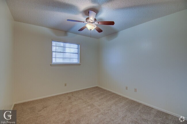 Building Photo - 4 bedroom 2 bathroom Rental