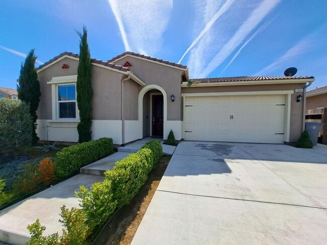 Building Photo - Beautiful 3-bedroom & 2-bath house Home In Clovis!