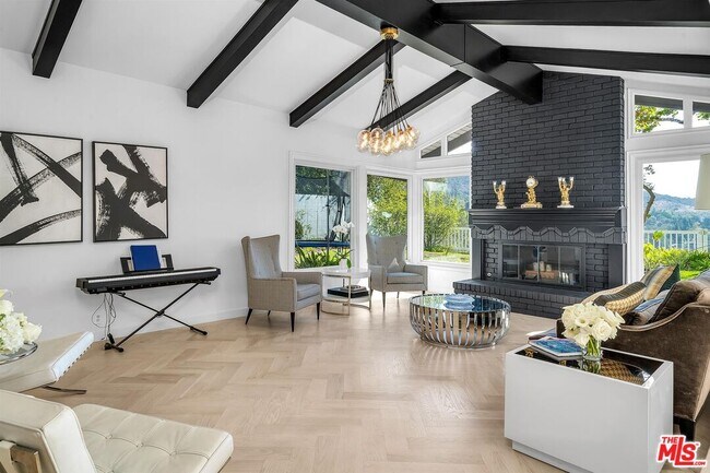 Photo - 2324 Banyan Dr