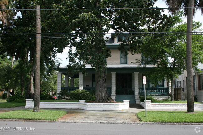 Building Photo - 2204 Oak St Unit A Rental