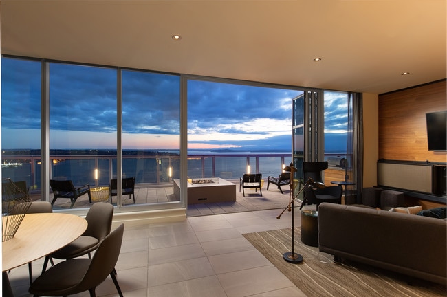 Olympic Room with wrap-around deck - West Edge Rental