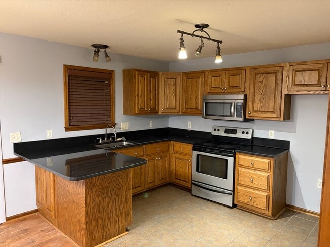 Building Photo - 3BR/2BA Home in Oak Subdivision Featuring a Large Backyard