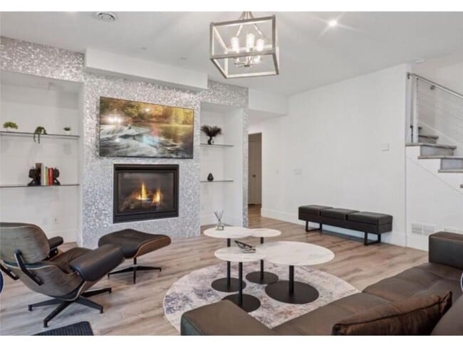 Photo - 1032 Gardner St E