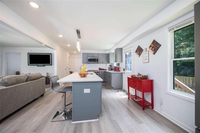 Photo - 2225 Sargent Pl SE