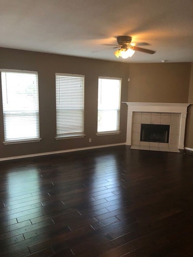 Building Photo - Beautiful home in gated community