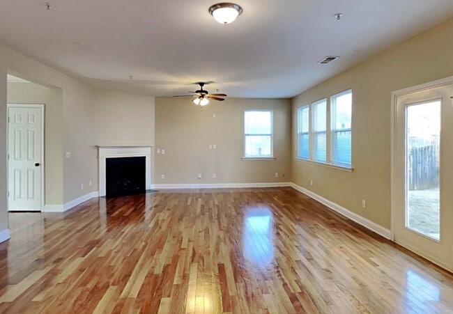 Photo - 380 Roseglen Dr NW