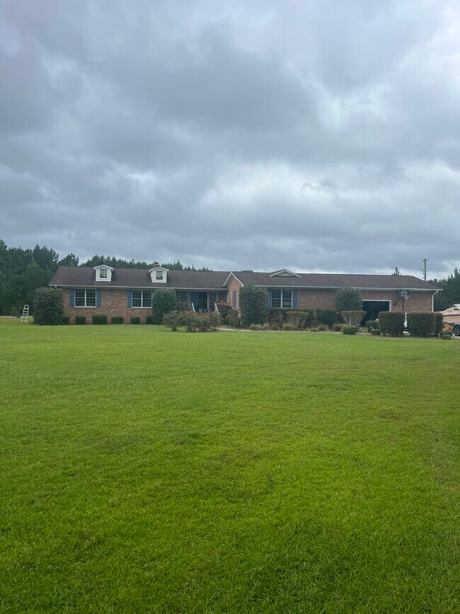 1692 S Ave House House Rental in Andrews, SC