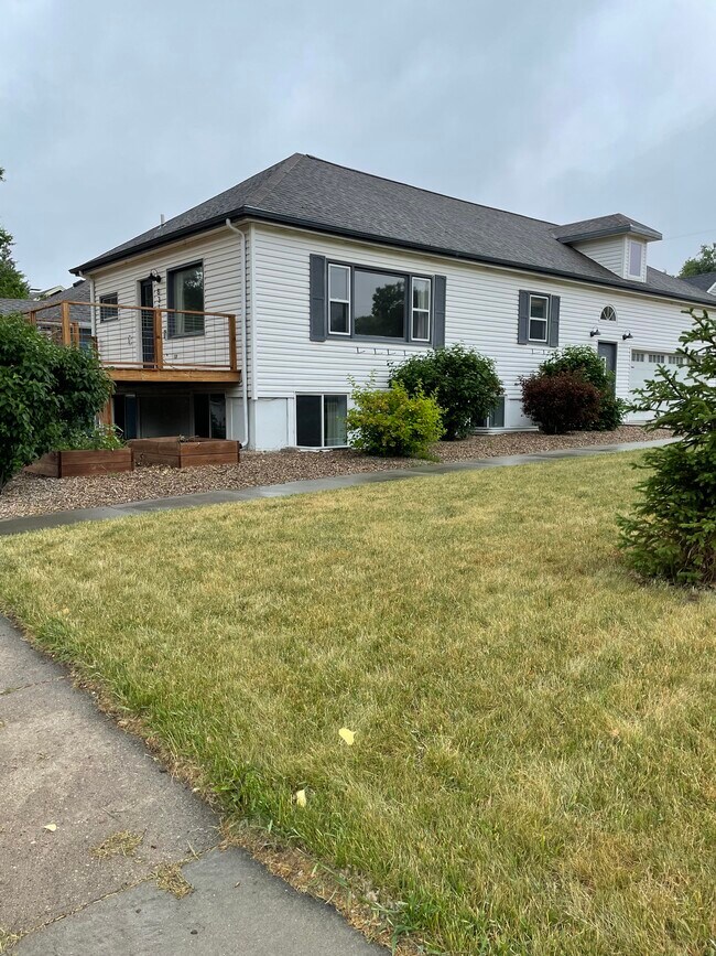Photo - 831 Saint James St