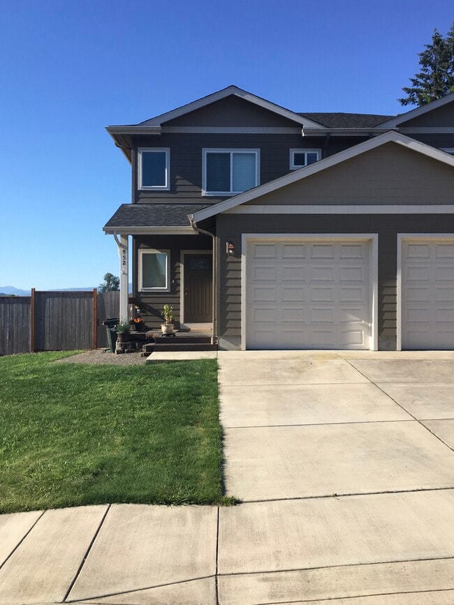 Building Photo - 952 S 58th St