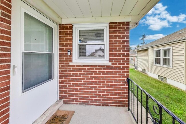 Photo - 521 157th St