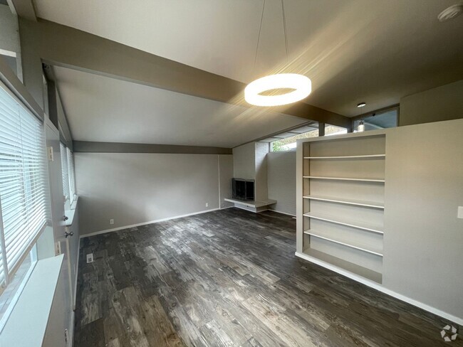 Building Photo - Fully Remodeled Surrey Downs Home