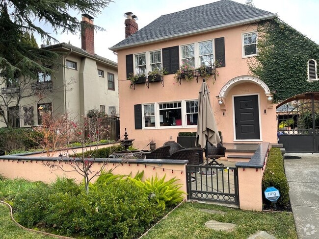 Building Photo - Rare East Sacramento home available!