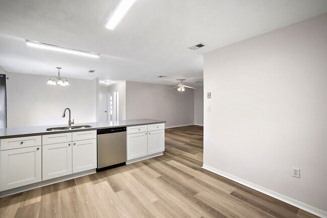 Photo - 202 Fernwood St