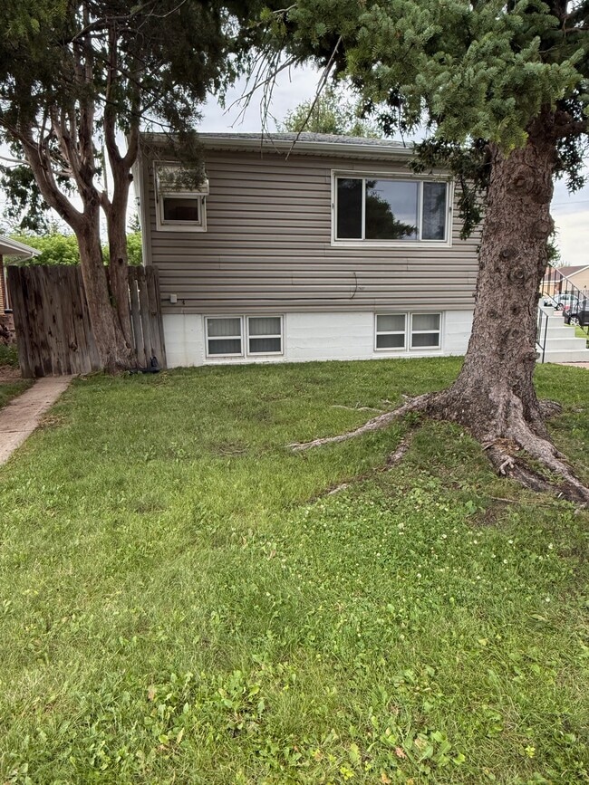 House/Front Yard - 1601 Crook Ave Unit Upstairs Duplex