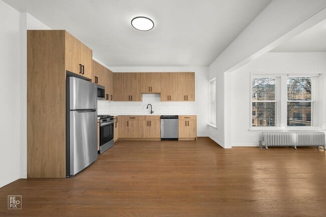 Photo - “Spacious 4-Bedroom Duplex in Rogers Park With In-Unit Laundry & Pet-Friendly Living!” Unit 7647-1
