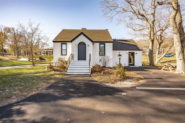 Photo - Whitewood Pond Apartments