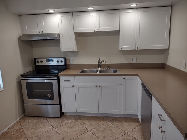 Stainless steel appliances including a dishwasher - 4121 Iris St N