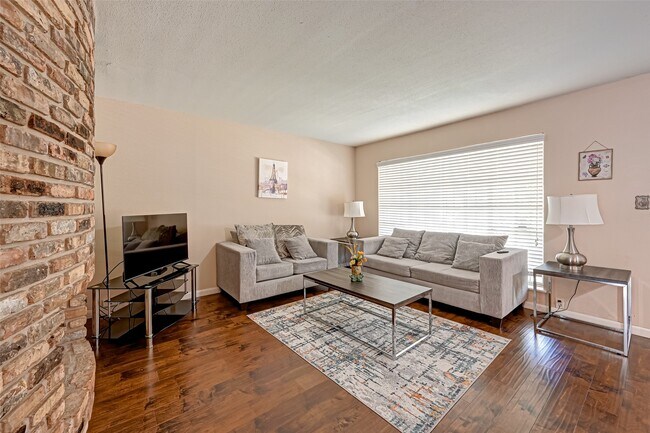 2121 Fountain View Dr Unit 16