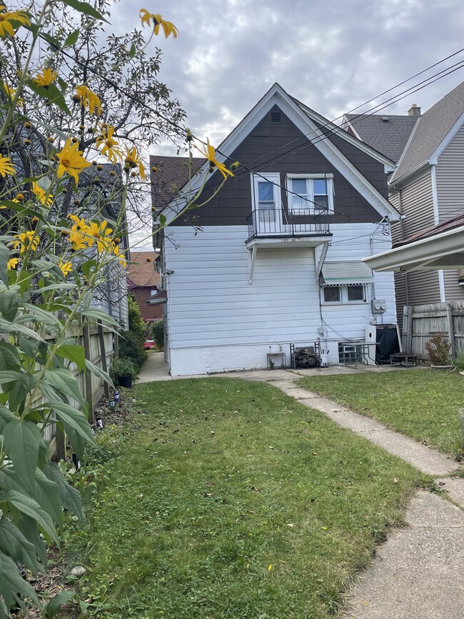 Building Photo - 3108A N Pierce St Unit Cozy 2 Bedroom in Riverwest