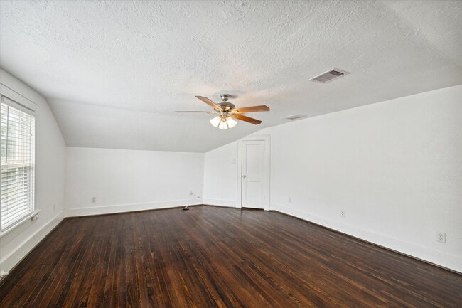 Photo - 2611 Isabella St