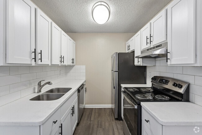 2BR, 2BA - 880SF - Kitchen
