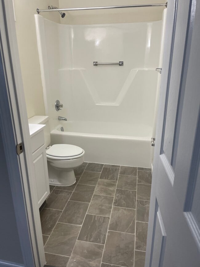 1 Bedroom Bathroom - Scott Gardens Apartments