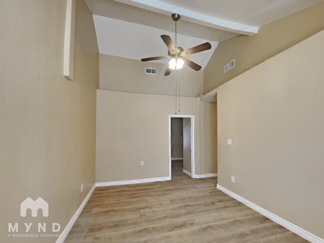 Photo - 271 Dakota St