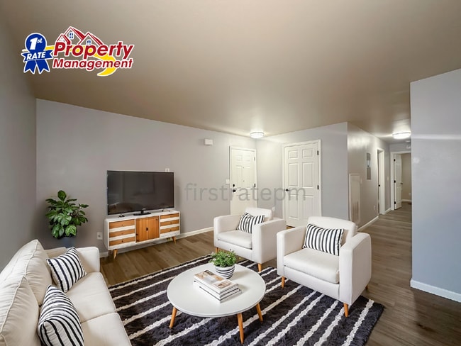 Photo - 10042 W Garverdale Ln Unidad #101