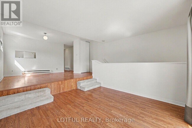 Photo - 72 Spadina Ave Unit 2